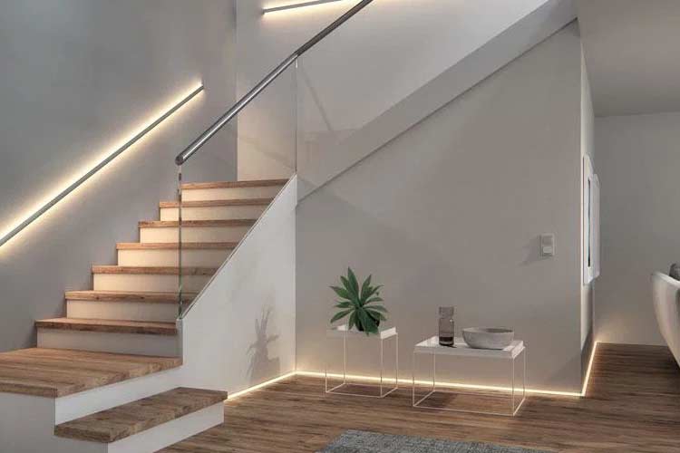 چراغهای خطی LED در لبه پلهها و فضای داخلی ساختمان